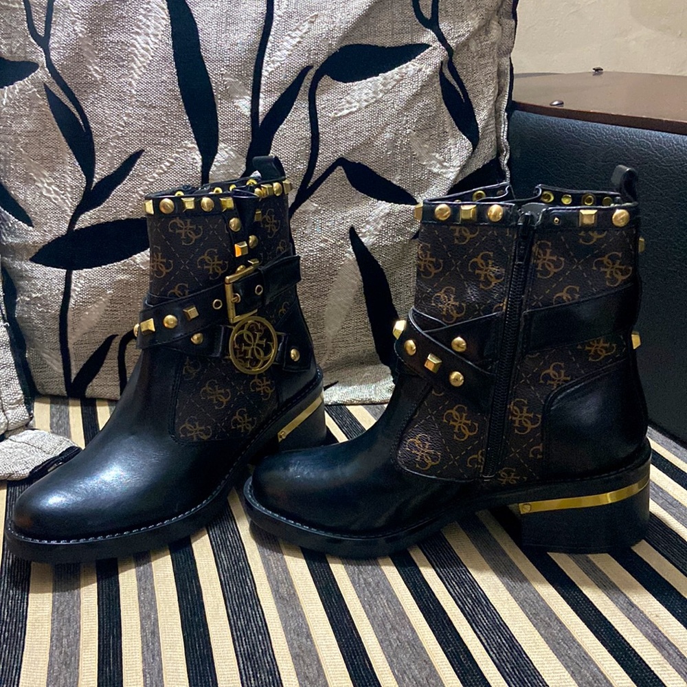 GUESS WOMENS BLACK STUDS BOOTS - Picture 3 of 13
